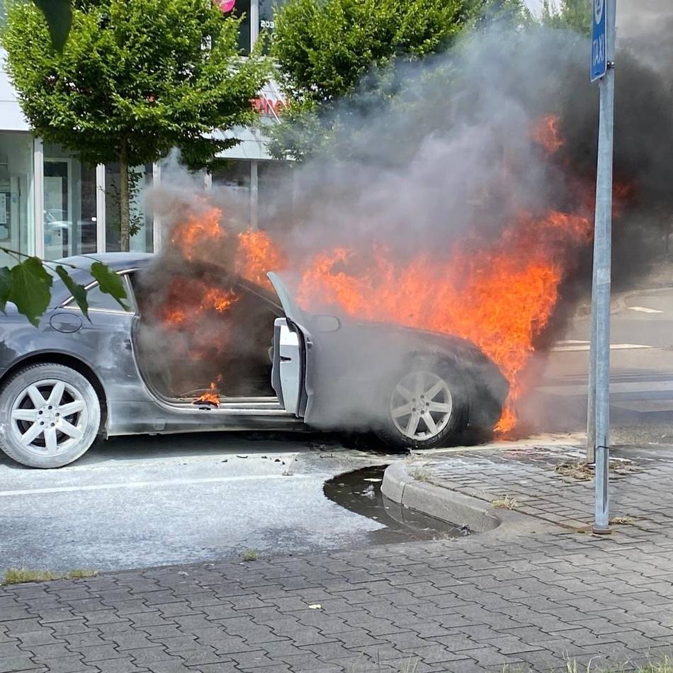 Feuerwehreinsatz in Kaarst: Auto steht vor Kreisverkehr in Flammen