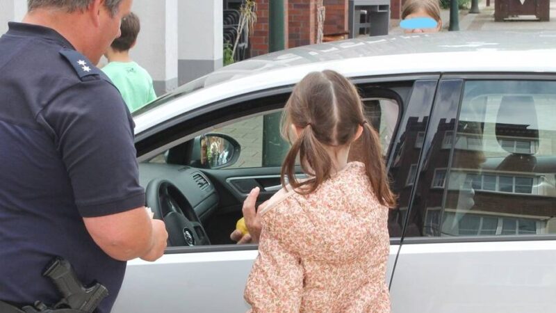 Dank- und Denkzettelaktion der Polizei: Kuriose Verkehrskontrolle – Zitronen statt Bußgelder für zu schnelle Autos in Kevelaer