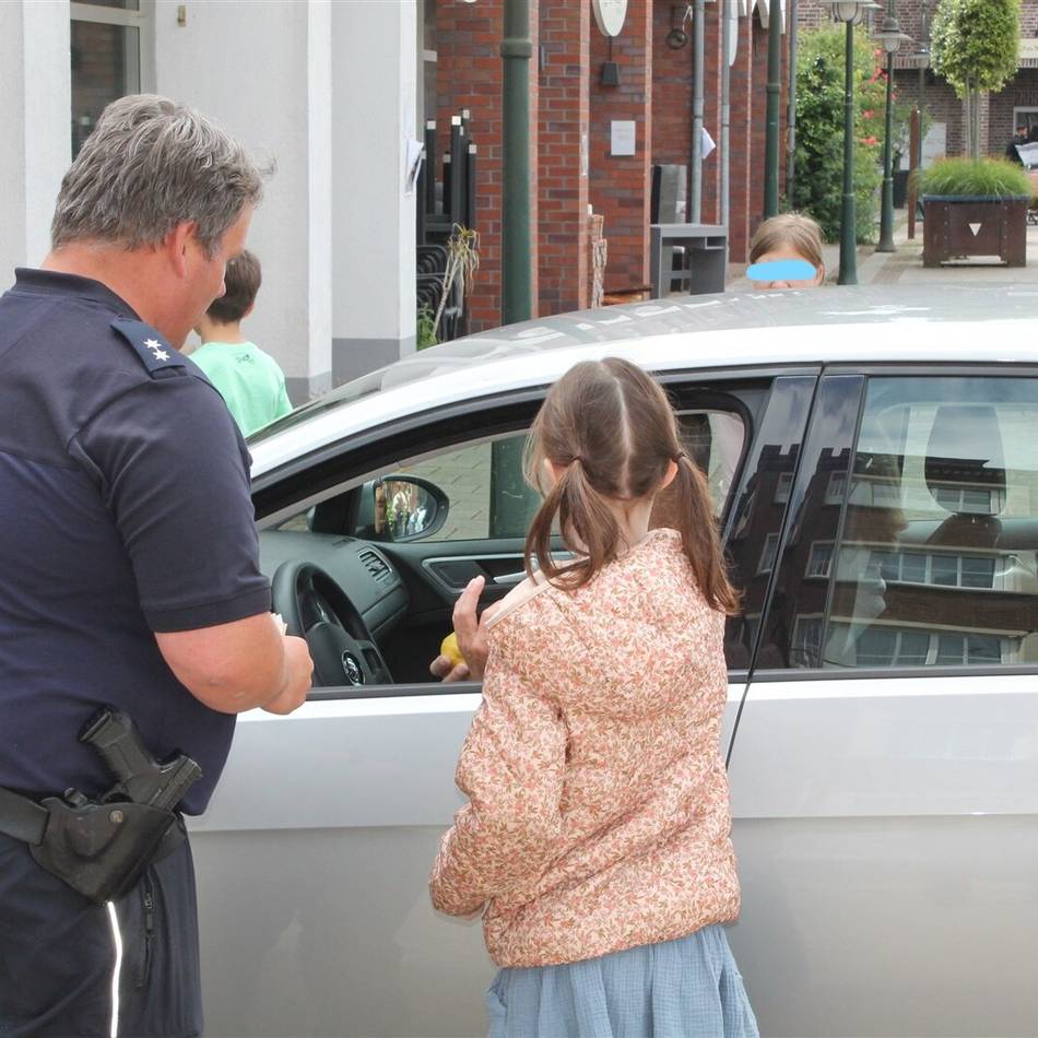 Dank- und Denkzettelaktion der Polizei: Kuriose Verkehrskontrolle – Zitronen statt Bußgelder für zu schnelle Autos in Kevelaer