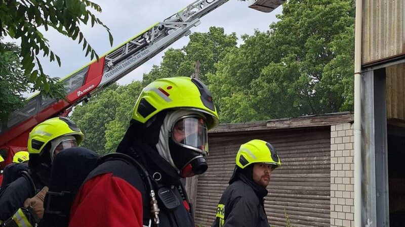 Wassenbergstraße in Emmerich: Emmericher Wehr löscht Brand in Halle