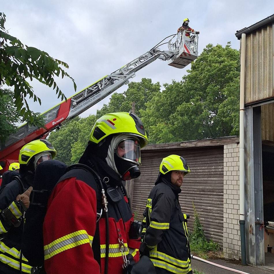 Wassenbergstraße in Emmerich: Emmericher Wehr löscht Brand in Halle
