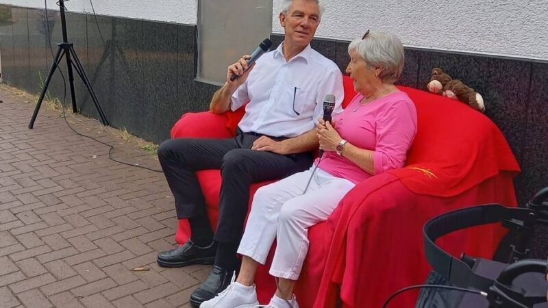 Wo drückt der Schuh in Lintorf?: Rotes Sofa lädt zum Plaudern ein