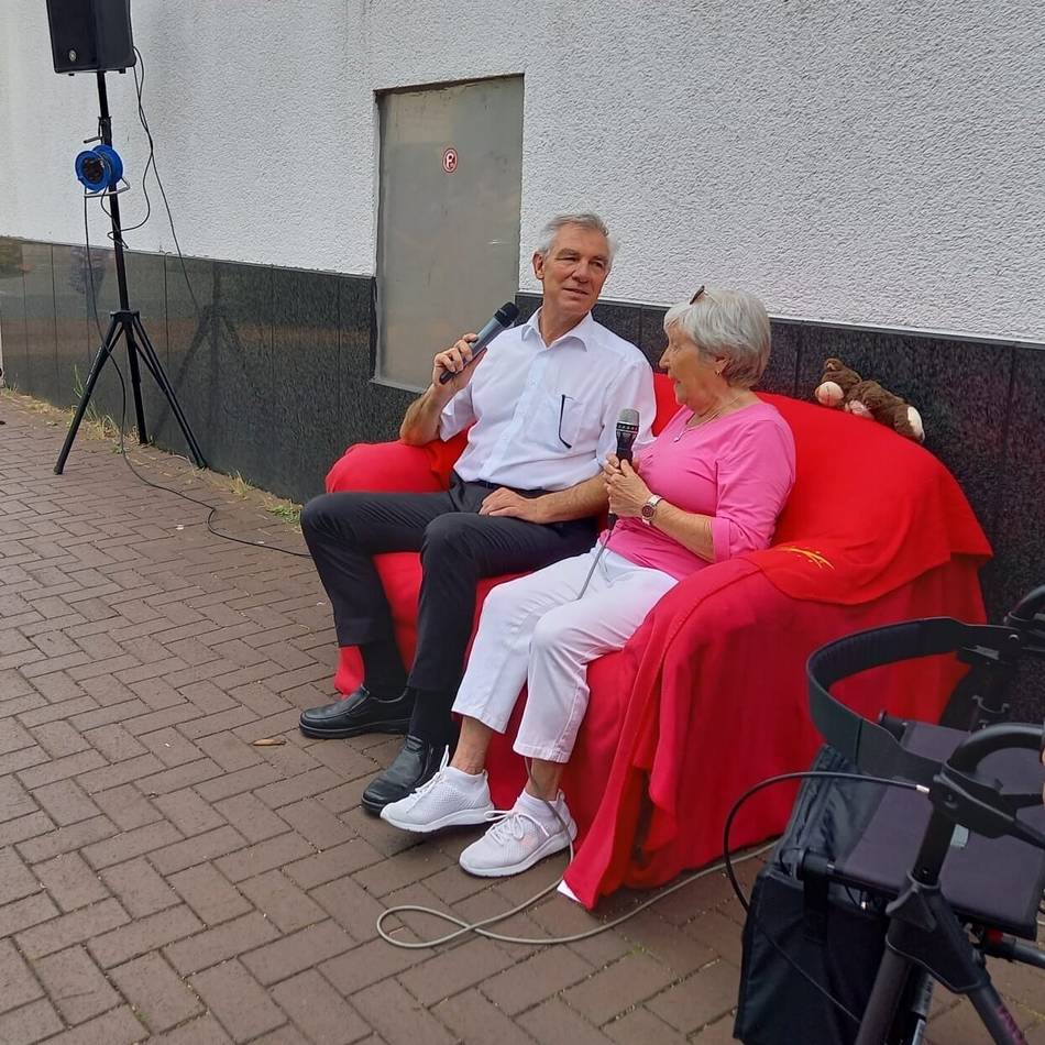Wo drückt der Schuh in Lintorf?: Rotes Sofa lädt zum Plaudern ein