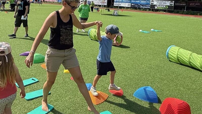 Kita-Sportfest in Wermelskirchen: Kinder schlüpfen an den „Kibaz-Stationen“ in die Sportschuhe
