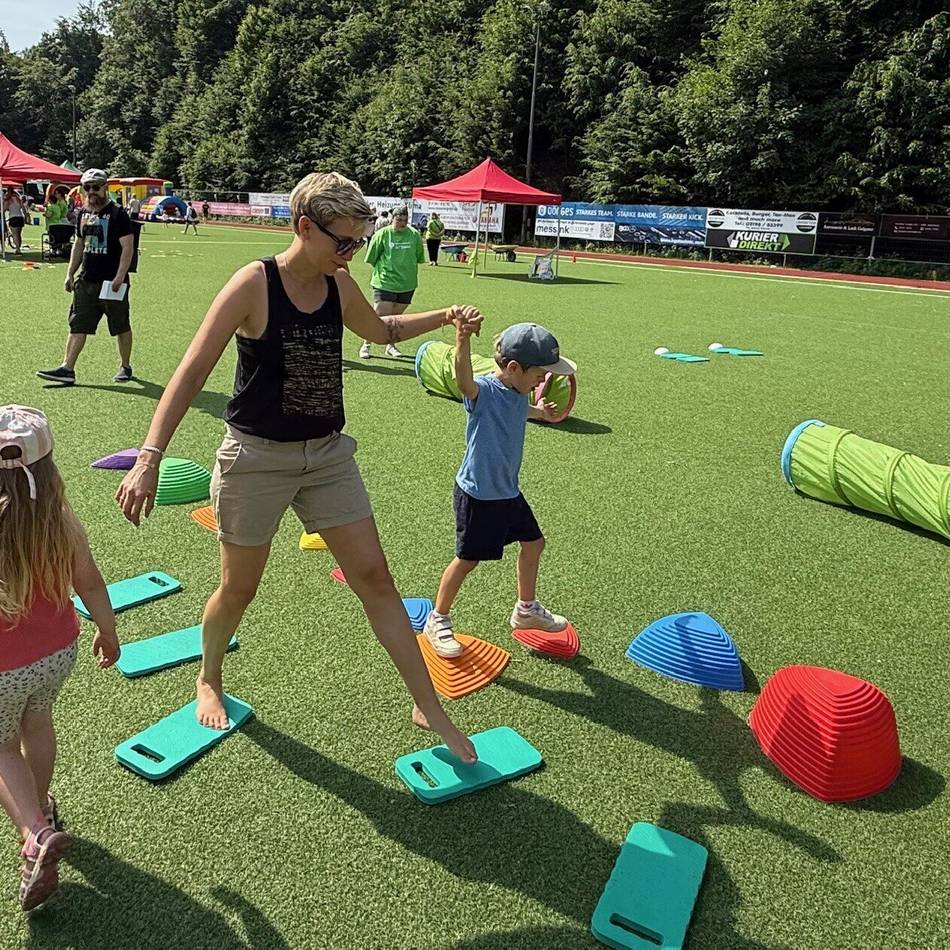 Kita-Sportfest in Wermelskirchen: Kinder schlüpfen an den „Kibaz-Stationen“ in die Sportschuhe
