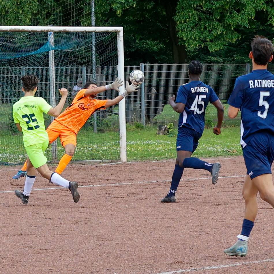 Relegation um den Klassenerhalt: Ratingen 04/19 II macht auf Asche einen großen Schritt