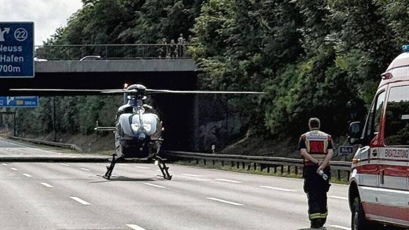 Zeitweise Vollsperrung: Unfall auf A57 bei Neuss – Feuerwehr befreit Person aus Auto