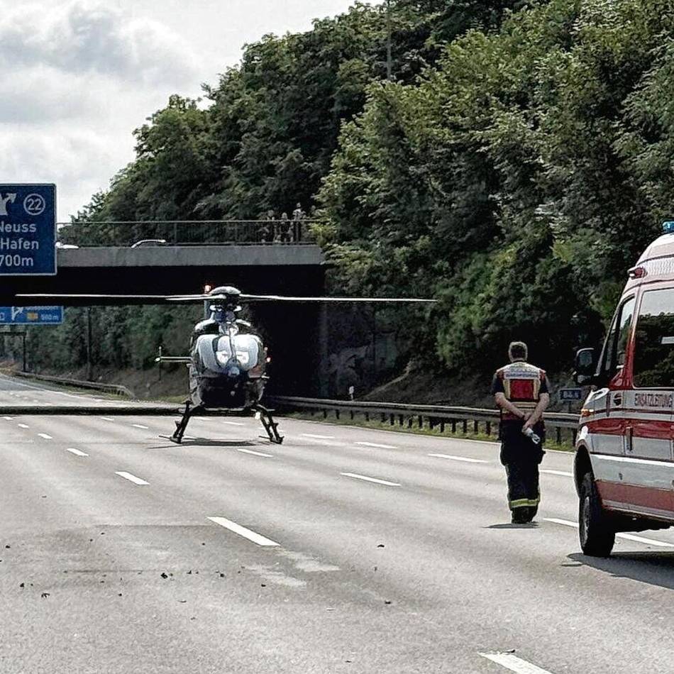 Zeitweise Vollsperrung: Unfall auf A57 bei Neuss – Feuerwehr befreit Person aus Auto