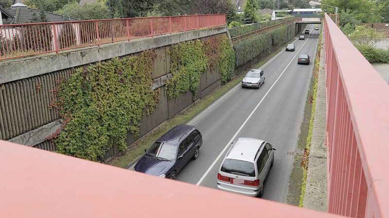 Polizei-Einsatz in Grevenbroich: Stein von Brücke geworfen – Schreckmoment für jungen Fahrer im Elsbachtunnel