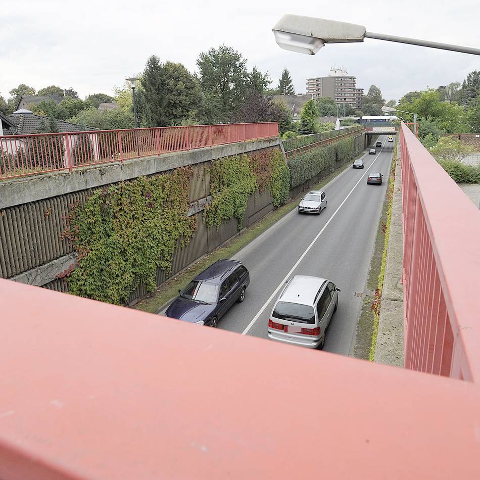 Polizei-Einsatz in Grevenbroich: Stein von Brücke geworfen – Schreckmoment für jungen Fahrer im Elsbachtunnel
