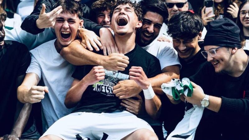 Gelderner bald Profifußballer?: Mika van Lipzig gelingt mit Borussia Mönchengladbach das Meisterstück