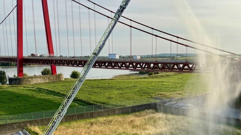 Übung im Chemiebetrieb: 30 Feuerwehrleute bei Johnson Matthey in Emmerich