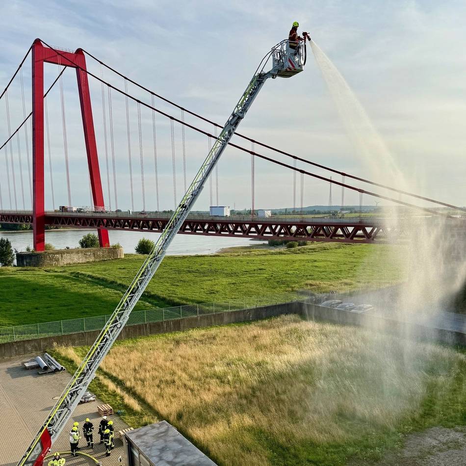 Übung im Chemiebetrieb: 30 Feuerwehrleute bei Johnson Matthey in Emmerich