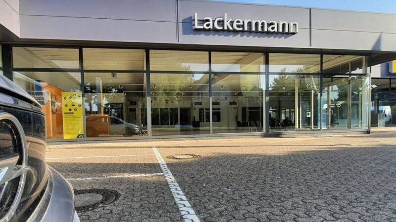Versteigerung bei Autohaus Lackermann : Auch Wesel-Esel „Lacky“ kommt unter den Hammer