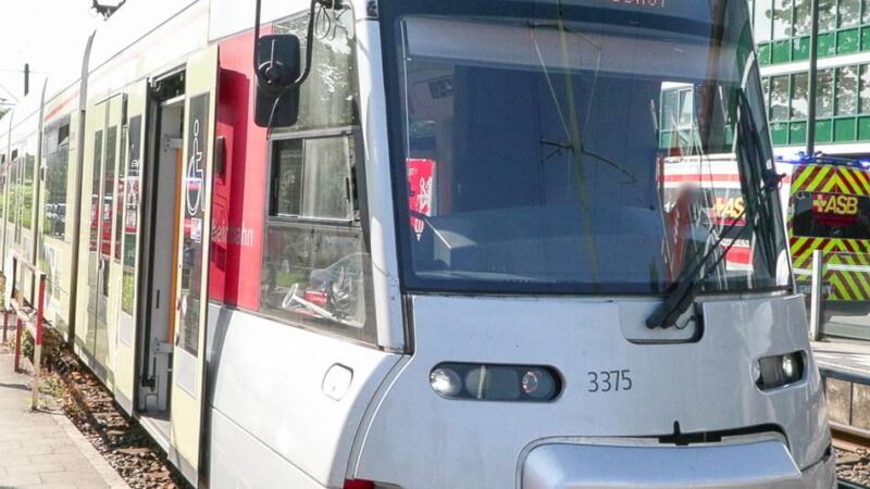 Unfall in Düsseldorf-Holthausen: Frau von Bahn erfasst und lebensgefährlich verletzt