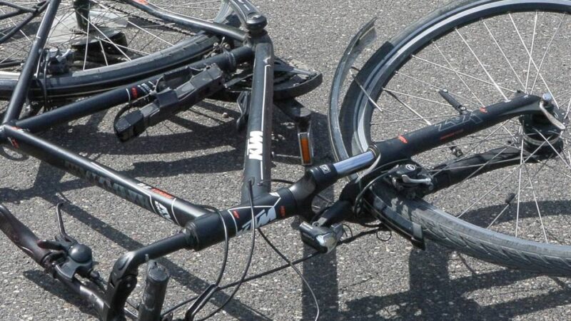 Junge bei Unfall verletzt: Fahrerflucht nach Kollision mit 15-jährigem Radfahrer