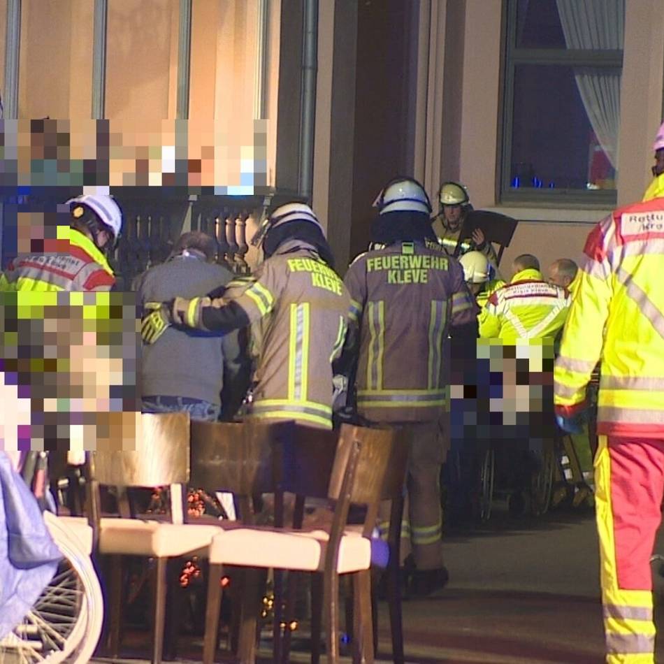 Verletzte nach Feuer in Klever Pflegeheim: „Wir haben Bewohner auf ihren Matratzen herausgetragen“
