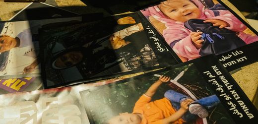 Israel-Gaza-Konflikt: Palästinenser zeigen Fotos getöteter israelischer Kinder bei stillem Protest