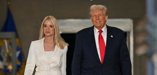 Jeffrey Epstein: Pam Bondi informierte Donald Trump, dass sein Name in den Akten steht