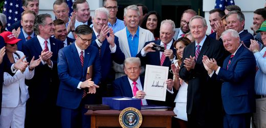 Donald Trump unterschreibt sein umstrittenes Steuer- und Haushaltsgesetz