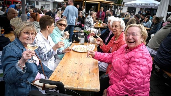 Wenn die Heiligenhauser feiern, brauchen die Winzer Nachschub