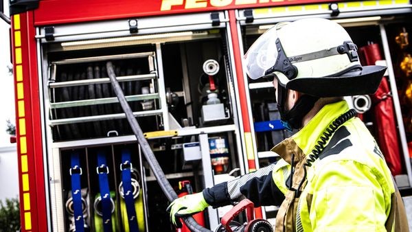 Brandstiftung? Müllcontainer brennt in Velberter Wohngebiet