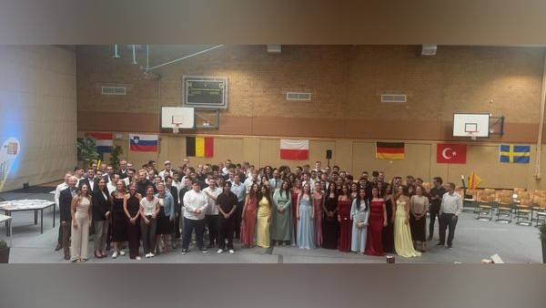 Das sind die Absolventen des Berufskollegs Niederberg