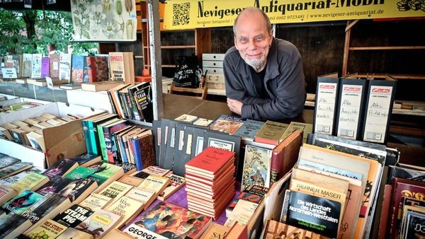 „Bücher sind Lebensmittel“: Neuer Stand auf Velberts Markt