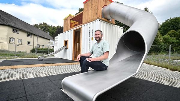 Rutsche statt Autos: Kinder erobern Velberts neuen Parkplatz
