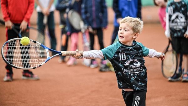 Bei Piet staunt der Trainer: Stadt Velbert fördert Tenniskurs