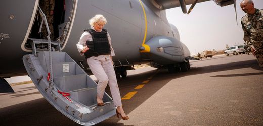 Christine Lambrecht »Auf Stöckelschuhen durch Absurdistan«: Ausführliches Selbstlob