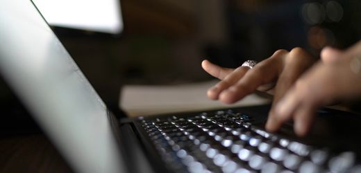 Künstliche Intelligenz: Für Menschen unsichtbarer Text sollte KI-Bewertung beeinflussen