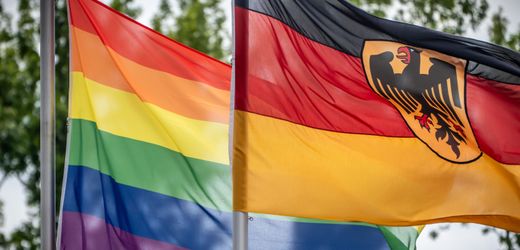 Berlin: Verteidigungsministerium hisst Regenbogenflagge als Zeichen für LGBTQ-Community