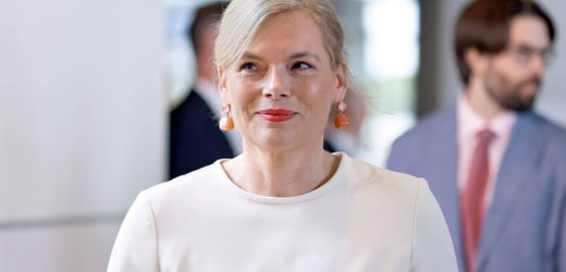 Julia Klöckner: Bundestagspräsidentin verlässt aus Protest Konferenzsaal