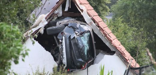 Bohmte bei OsnabrückAuto kracht in Scheunendach, Kind schwer verletzt