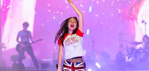 Olivia Rodrigo beim Glastonbury-Festival: Springerstiefel, Hotpants und ein heimlicher Held