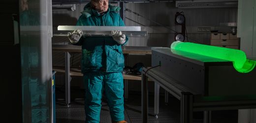 Antarktis: 1,2 Millionen Jahre altes Eis wird in Bremerhaven zersägt
