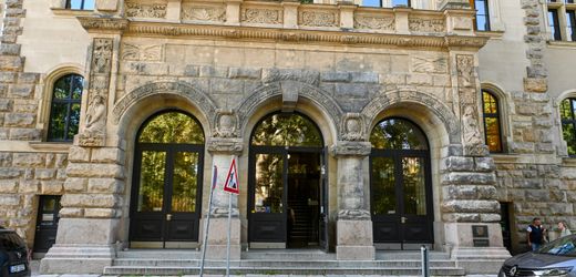Leipzig: Fassade des Amtsgerichts mit schwarzer Substanz beschmiert