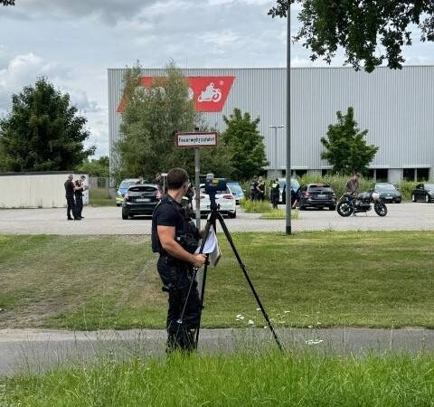 Kontrollen an der B59: Polizei überprüft in Jüchen über 50 Fahrzeuge