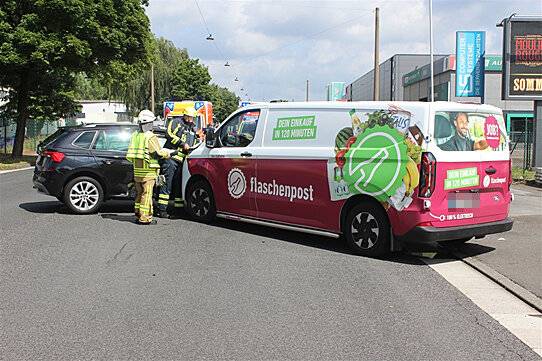 Schneiderstraße in Langenfeld: Drei Verletzte und hoher Sachschaden bei Verkehrsunfall