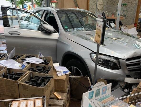 Unfall in Ratingen: Auto fährt durch Schaufenster