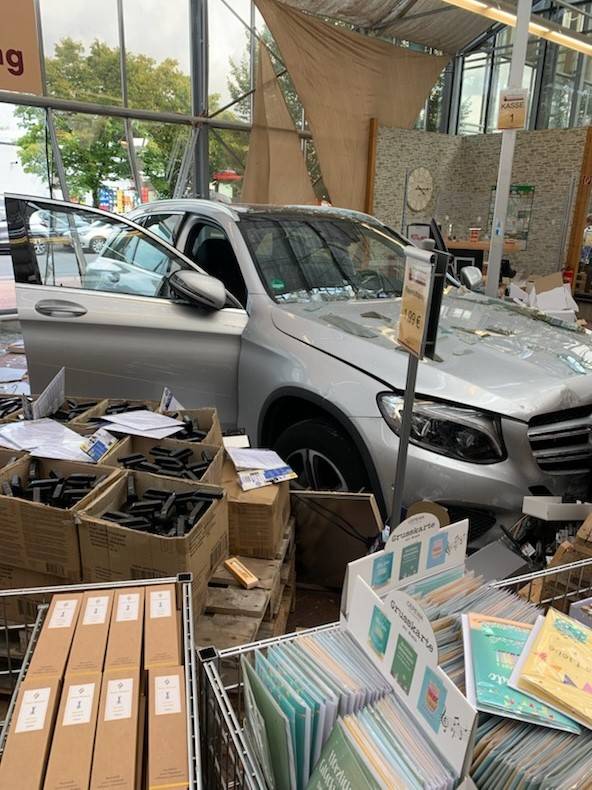 Unfall in Ratingen: Auto fährt durch Schaufenster