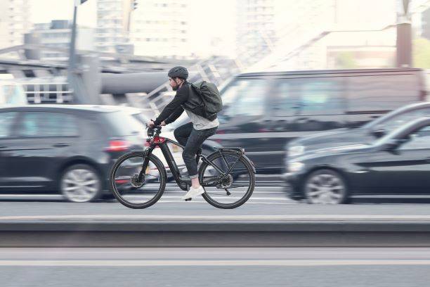 Unfall in Dinslaken: Pedelecfahrer (72) verletzt sich bei Zusammenstoß mit anderem Fahrrad