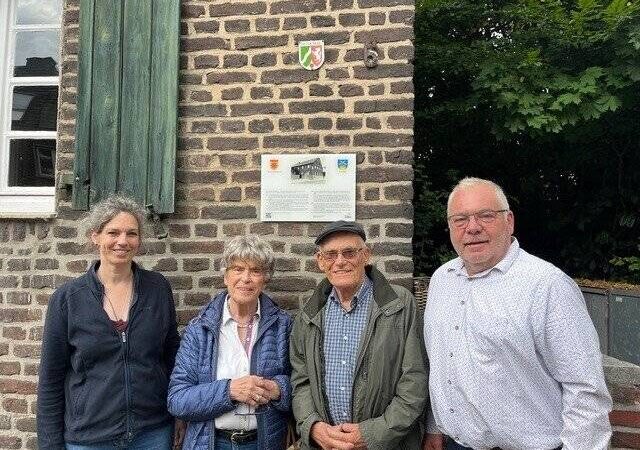 Geschichte in Meerbusch sichtbar machen: „Pro Osterath“ stiftet Schild für historischen Kröllgeshof