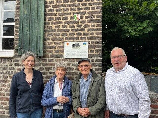 Geschichte in Meerbusch sichtbar machen: „Pro Osterath“ stiftet Schild für historischen Kröllgeshof