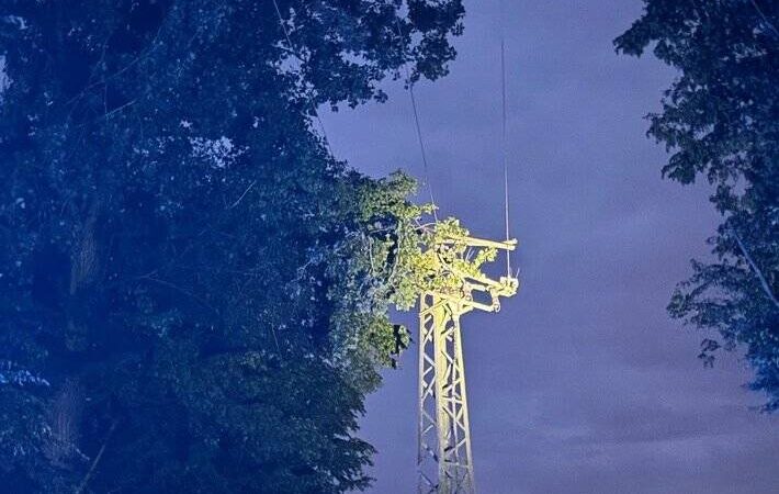 Feuerwehreinsatz in Alpen: Stromausfall in Menzelen nach Sturmschaden
