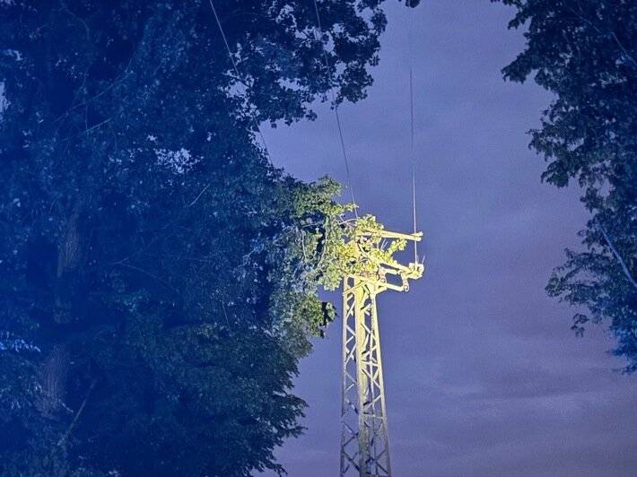 Feuerwehreinsatz in Alpen: Stromausfall in Menzelen nach Sturmschaden
