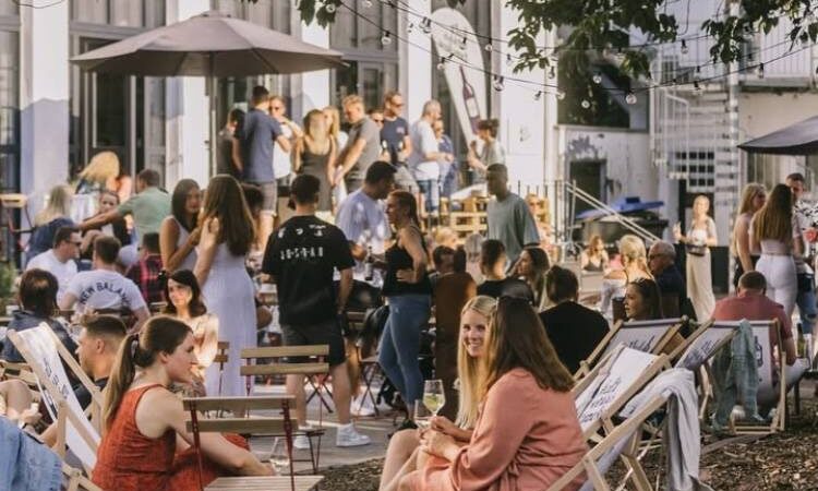 Weinbar in Duissern: „Ist mir egal – Hauptsache kalt, weiß, trocken!“