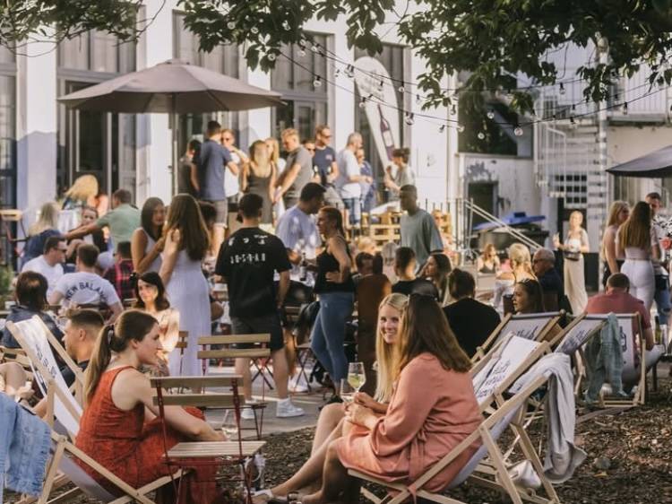 Weinbar in Duissern: „Ist mir egal – Hauptsache kalt, weiß, trocken!“