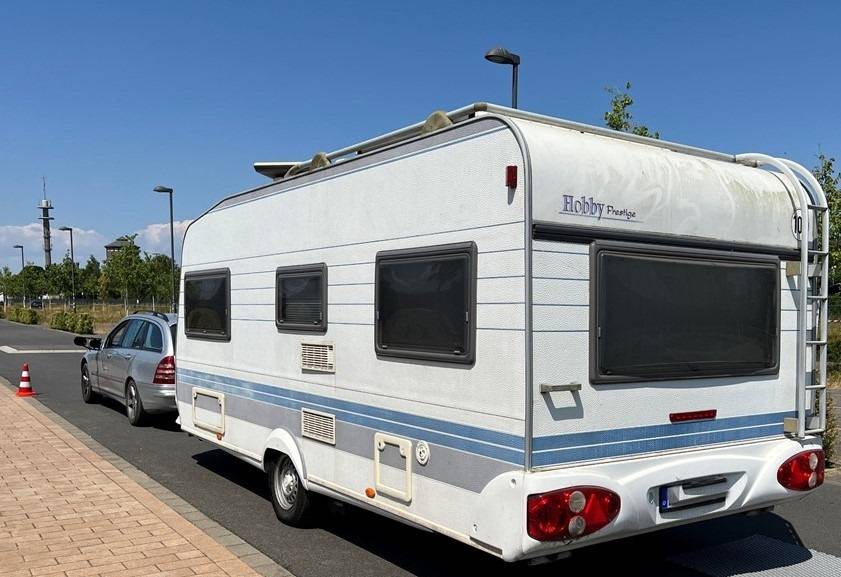 Zum Start in die Sommerferien: Polizei wiegt kostenlos Wohnwagen und Wohnmobile und bietet Beratung